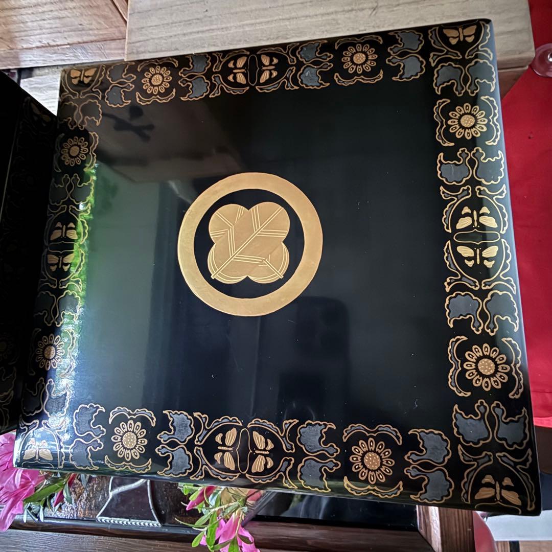 2167様感謝‼️JAPAN蒔絵鷹の羽家紋と蝶鳥花五段重二枚蓋と重ね盆二枚木箱入