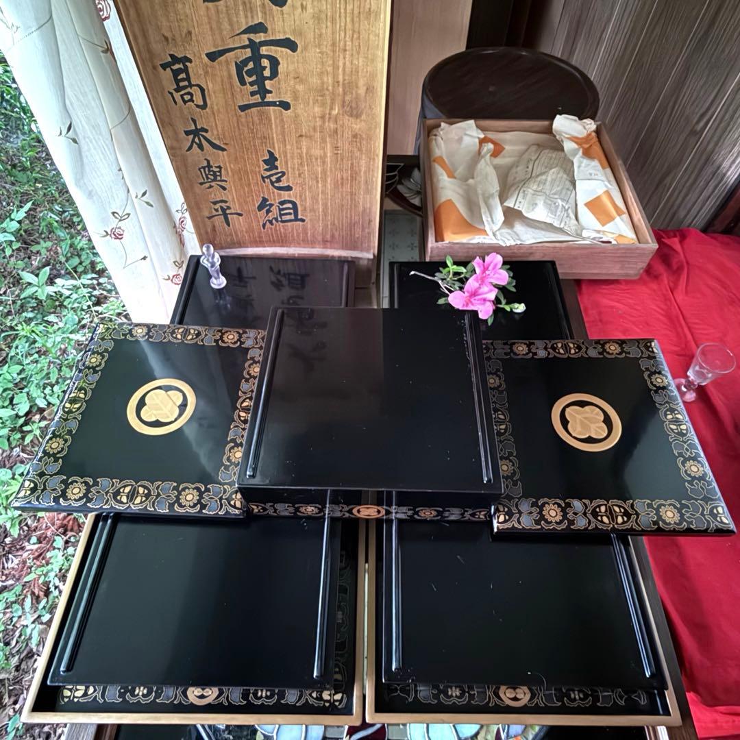 2167様感謝‼️JAPAN蒔絵鷹の羽家紋と蝶鳥花五段重二枚蓋と重ね盆二枚木箱入