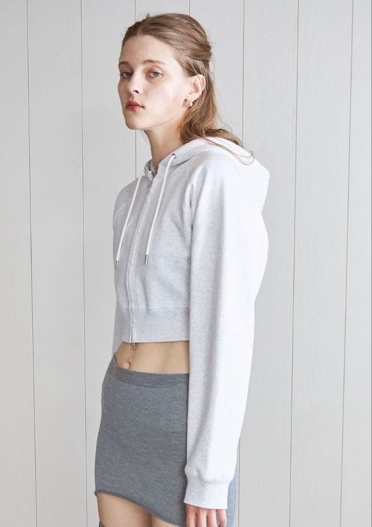 ＜H＞ドライタッチスウェットジップパーカー クロップド フード付き