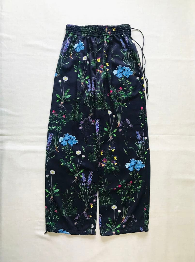 早割9/16まで【試着のみ】TICCA フラワープリントパンツ ネイビー 日本製