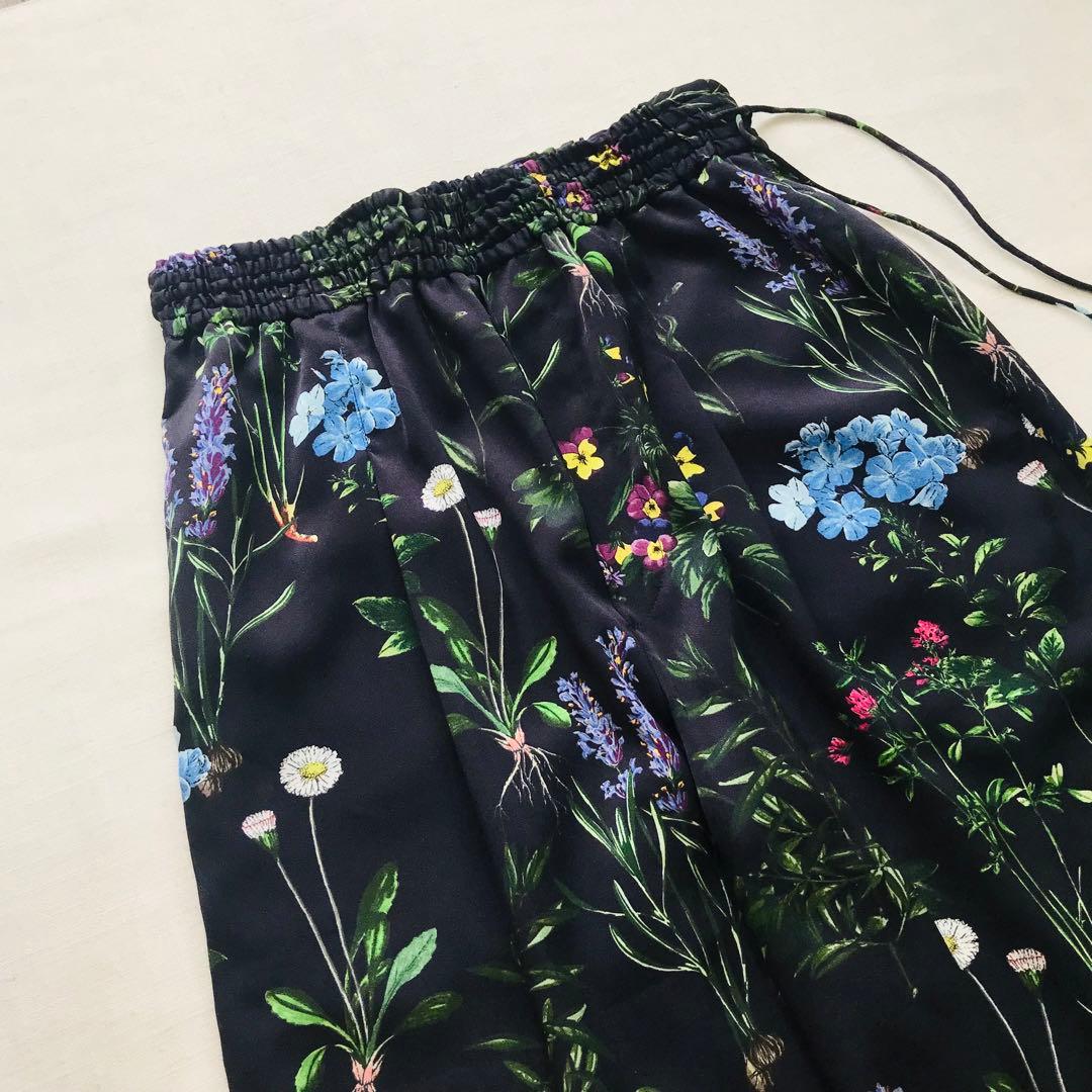 早割9/16まで【試着のみ】TICCA フラワープリントパンツ ネイビー 日本製