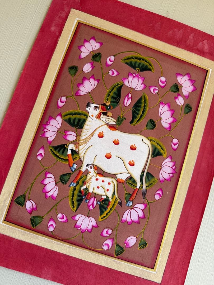 インド手描きピチャワイ画　牛と蓮の花の絵画