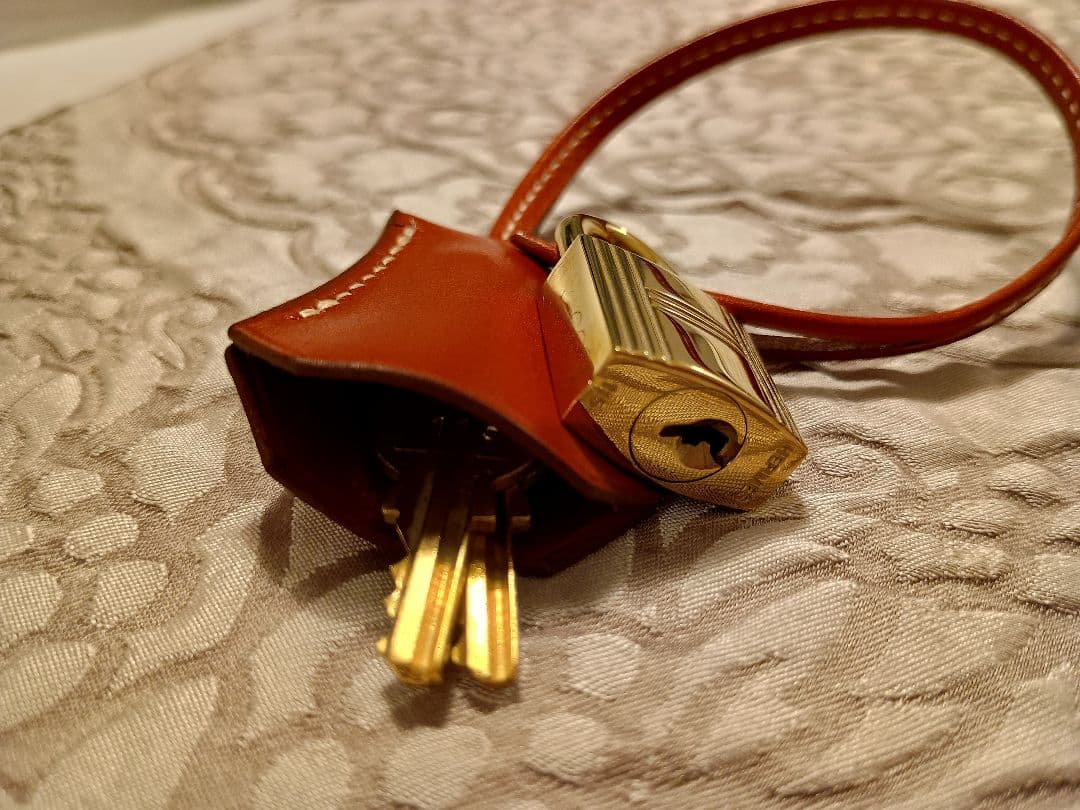 エルメス ケリーバッグ バーガンディ色の付属品 カデナ、クロシェット、鍵