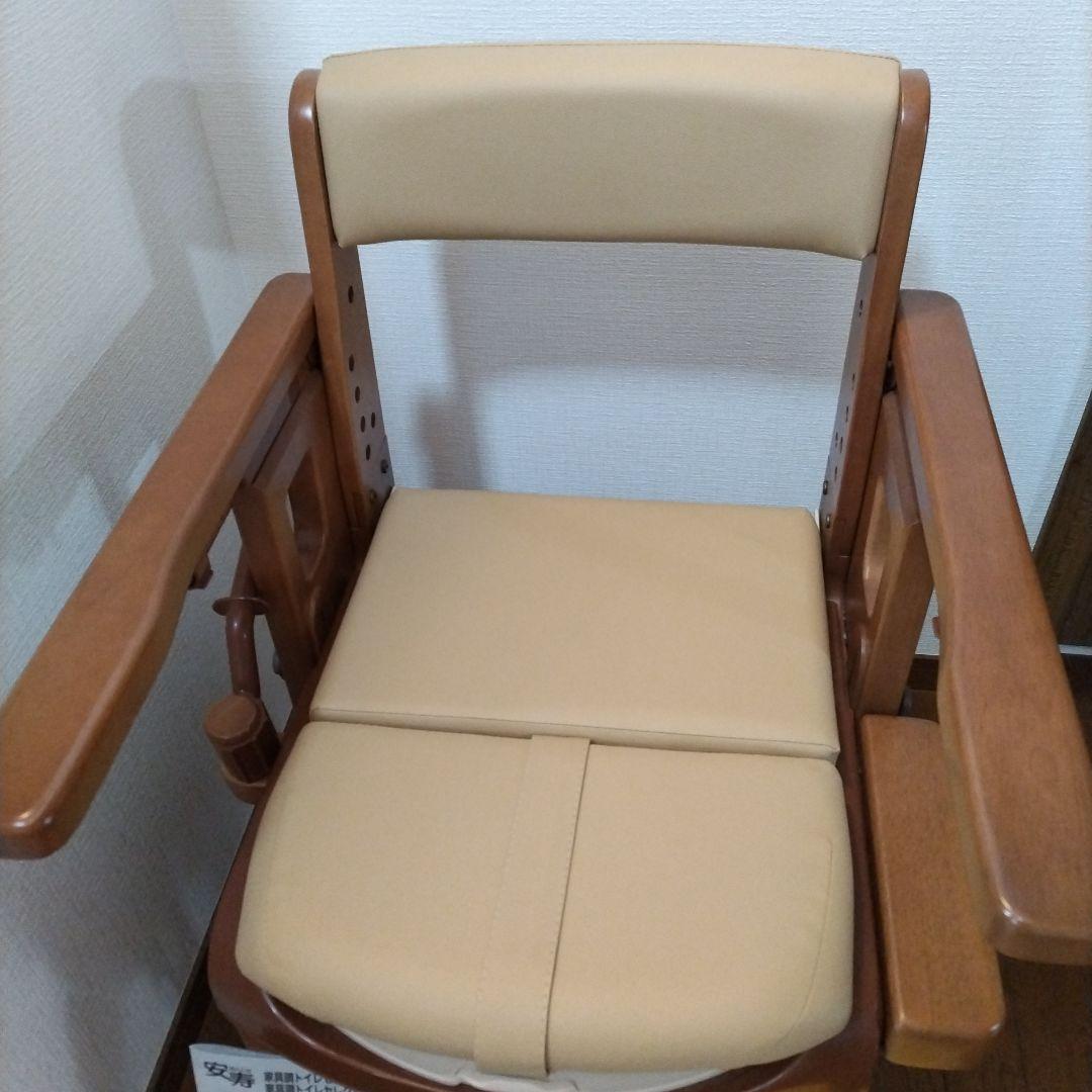 新品未使用 ポータブルトイレ ベージュ（尿、便取りパット付き）