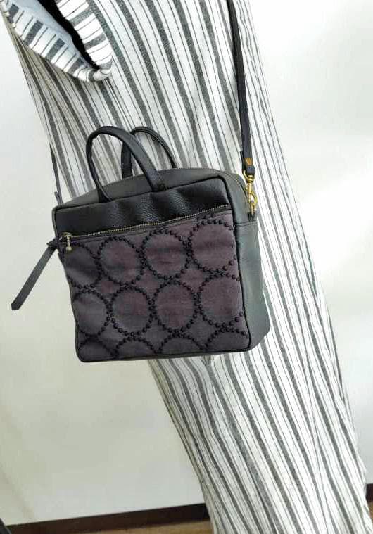 ミナペルホネン/タンバリンチャコール/スクエアーボストン/本革ブラック