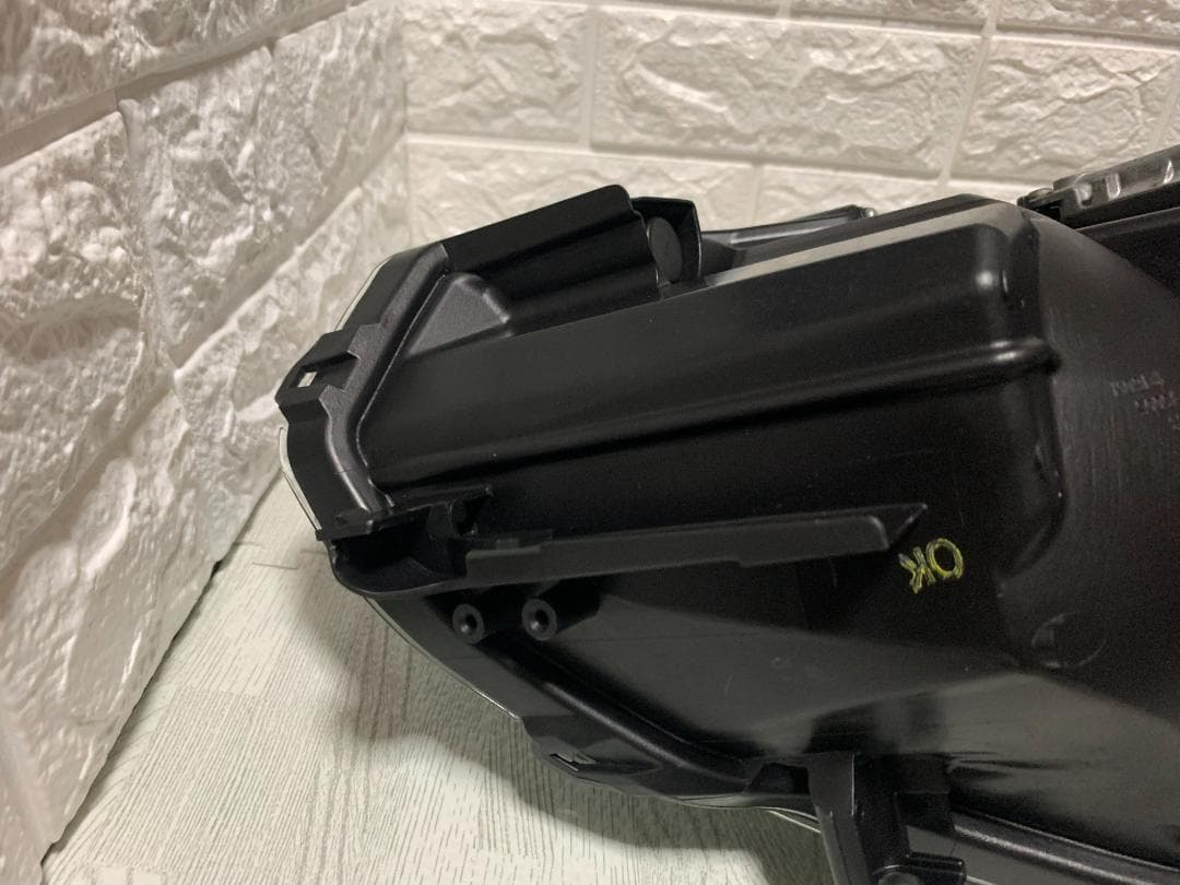 美しいオリジナルヘッドライト（左側）トヨタ プリウス ZVW30 ツーリング