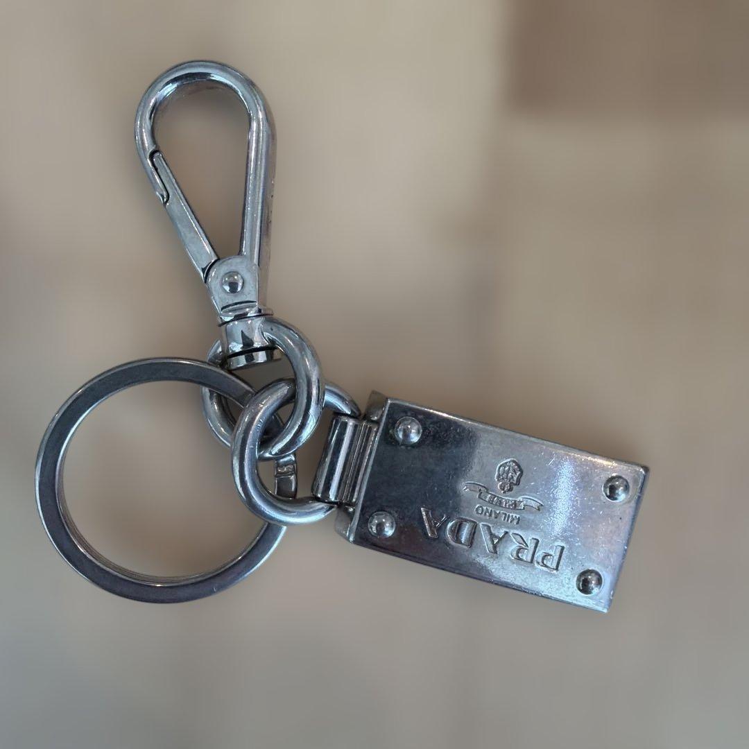 PRADA メタルキーホルダー ロゴ入り