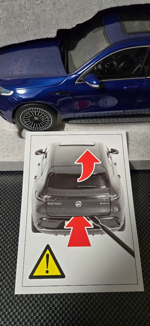 メルセデスベンツ　EQC 400 4MATIC 1/18