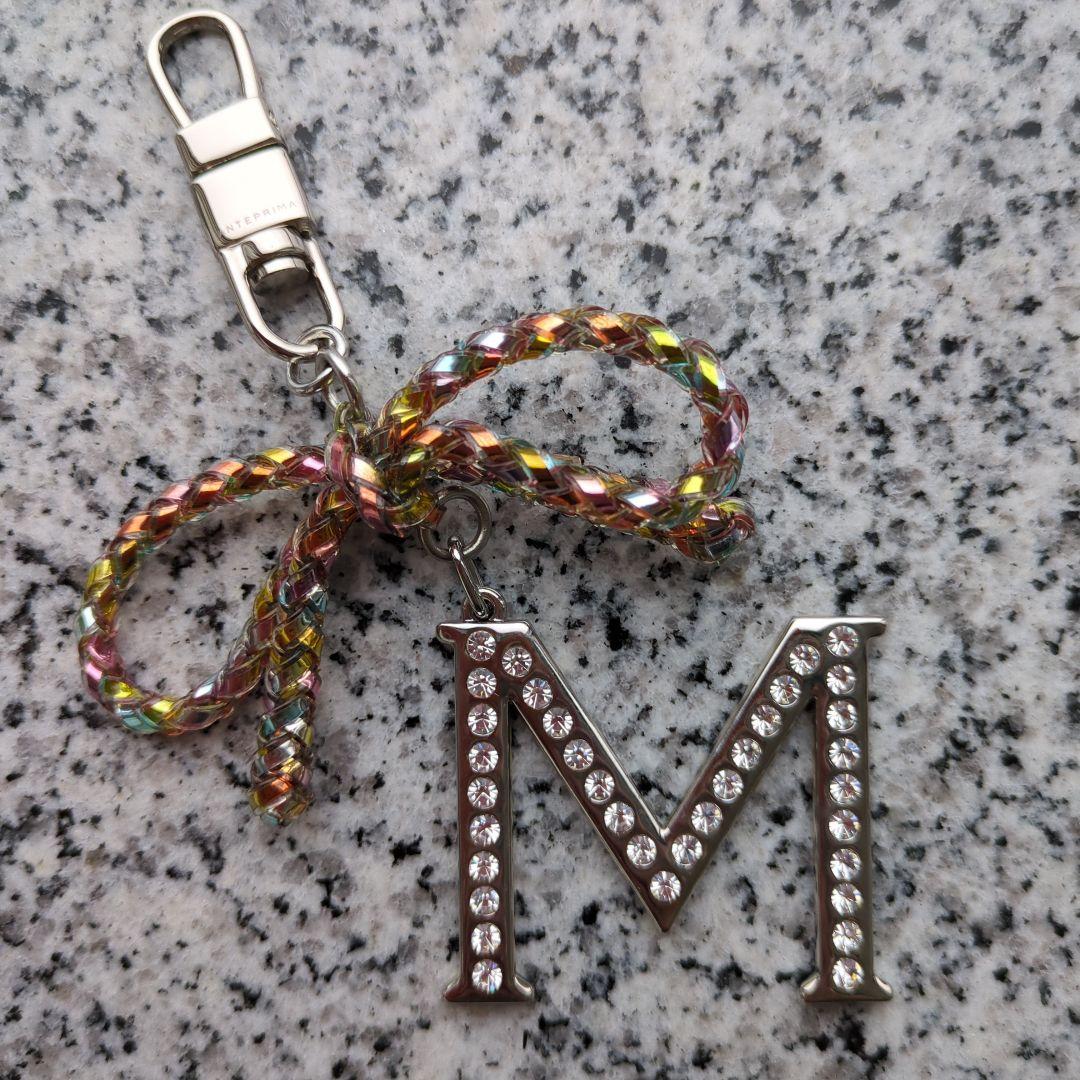 新品未使用　ANTEPRIMA Mイニシャルチャーム ストーン付き