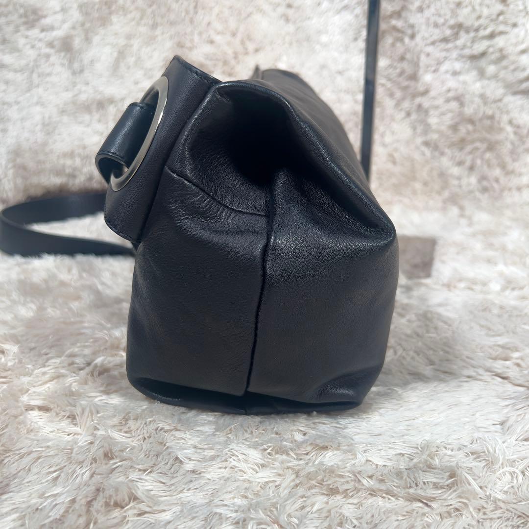 美品 カワカワ hatome ハトメ　ボディバッグ レザー ブラック