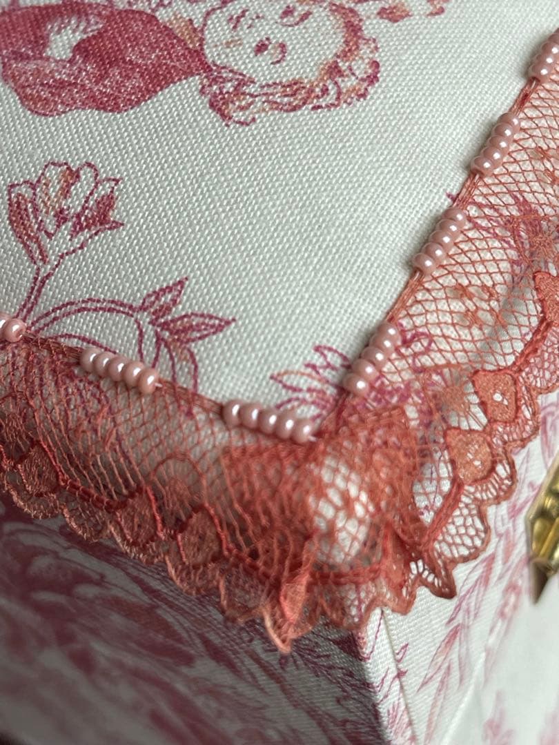 カルトナージュ裁縫箱(中) ピンクオレンジ色　遊んでいる子供達が可愛い‼️