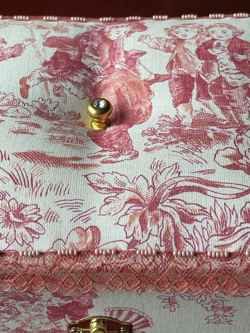 カルトナージュ裁縫箱(中) ピンクオレンジ色　遊んでいる子供達が可愛い‼️