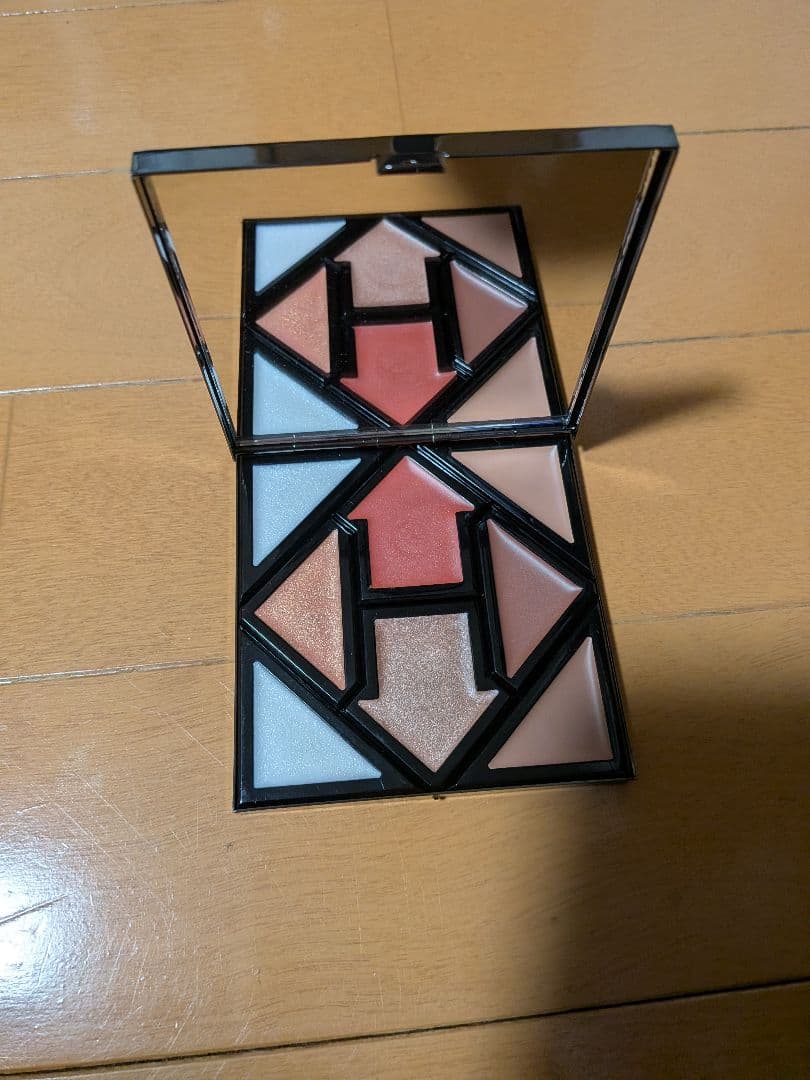 惹きずり込まれる運命のアイシャドウ　Black