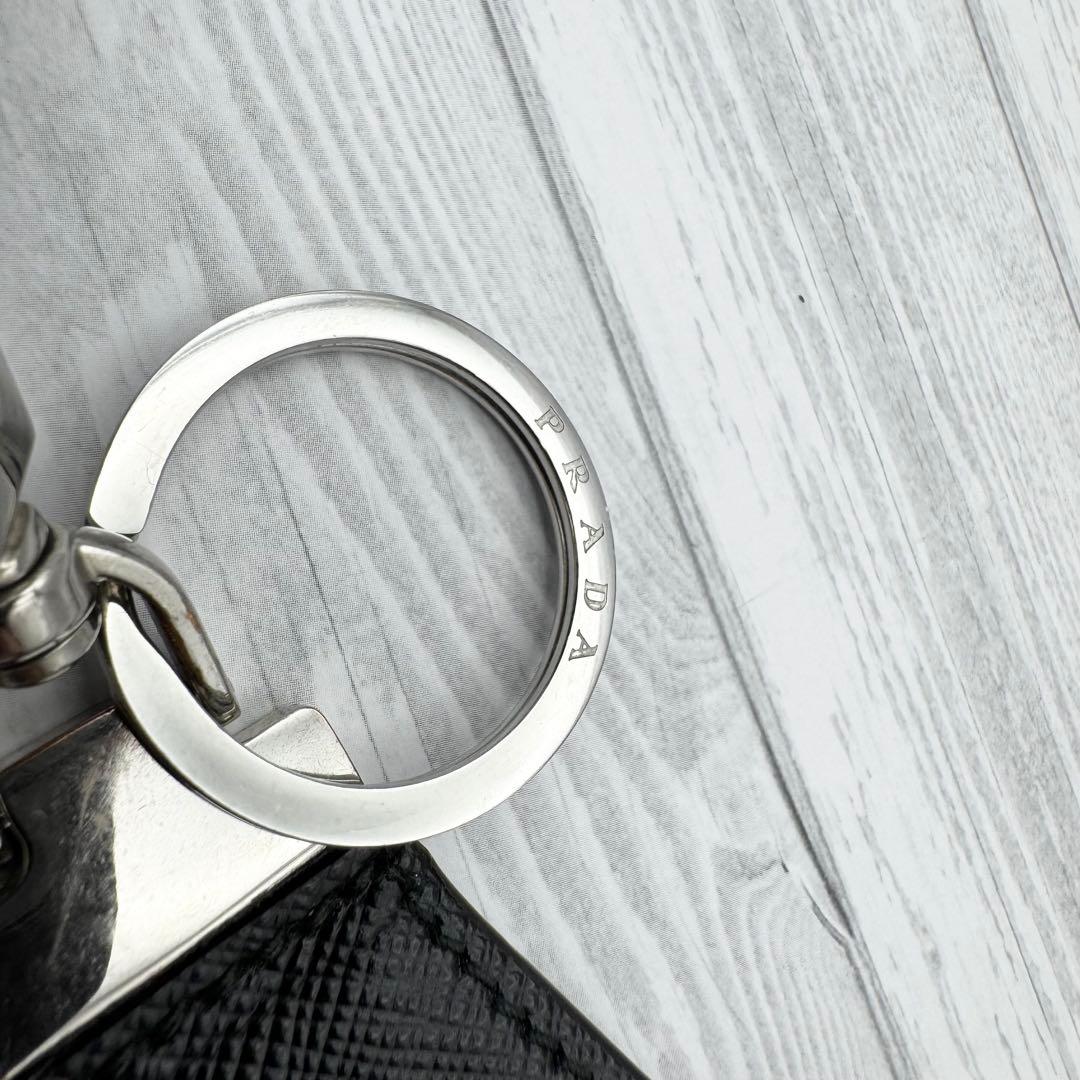 【極美品】プラダ キーリング キーホルダー 三角ロゴ サフィアーノレザー 黒