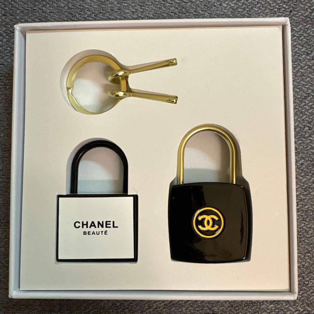 新品　CHANELノベルティ チャーム 南京錠　鍵