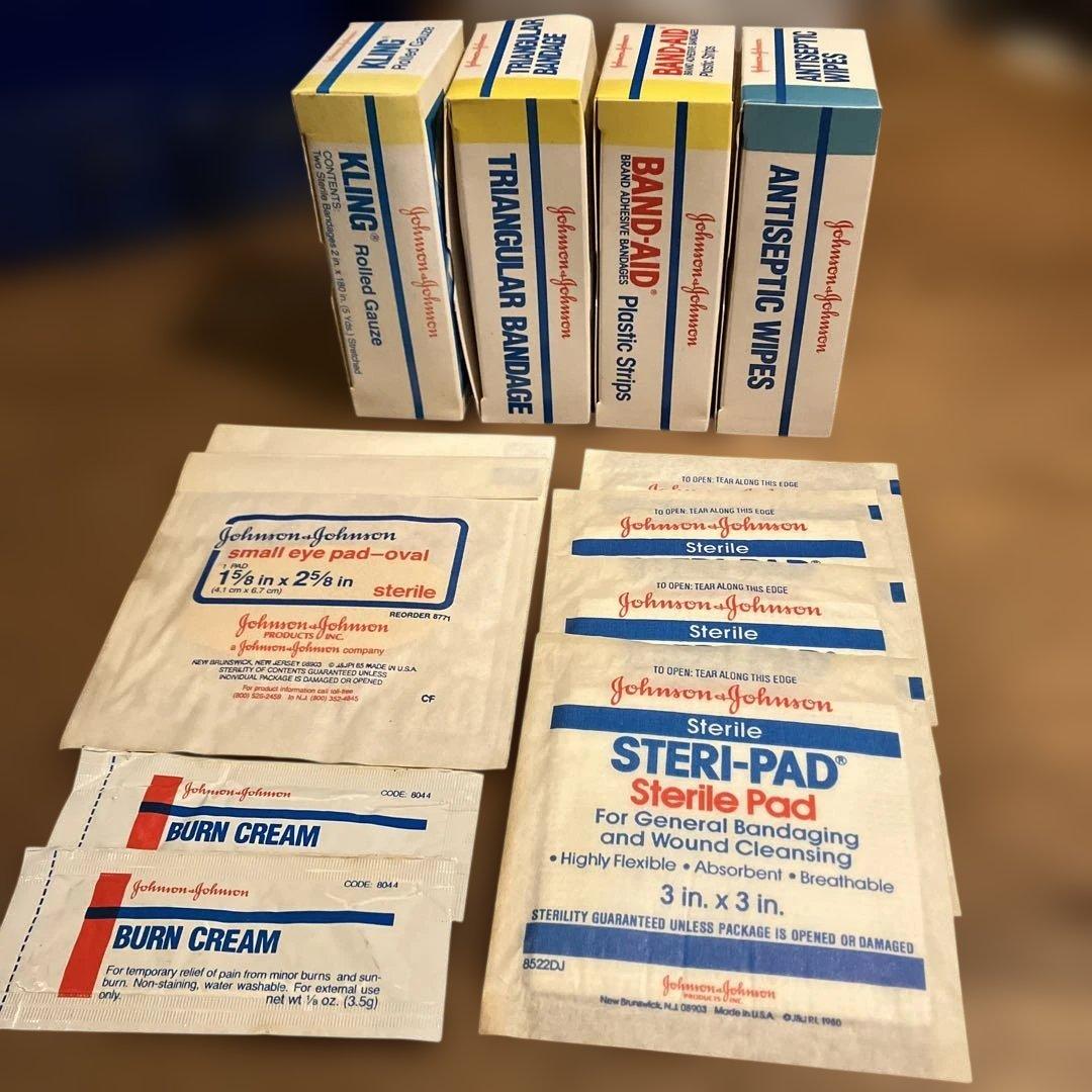 ビンテージJohnson&Johnson FIRST AID 8171 金属缶