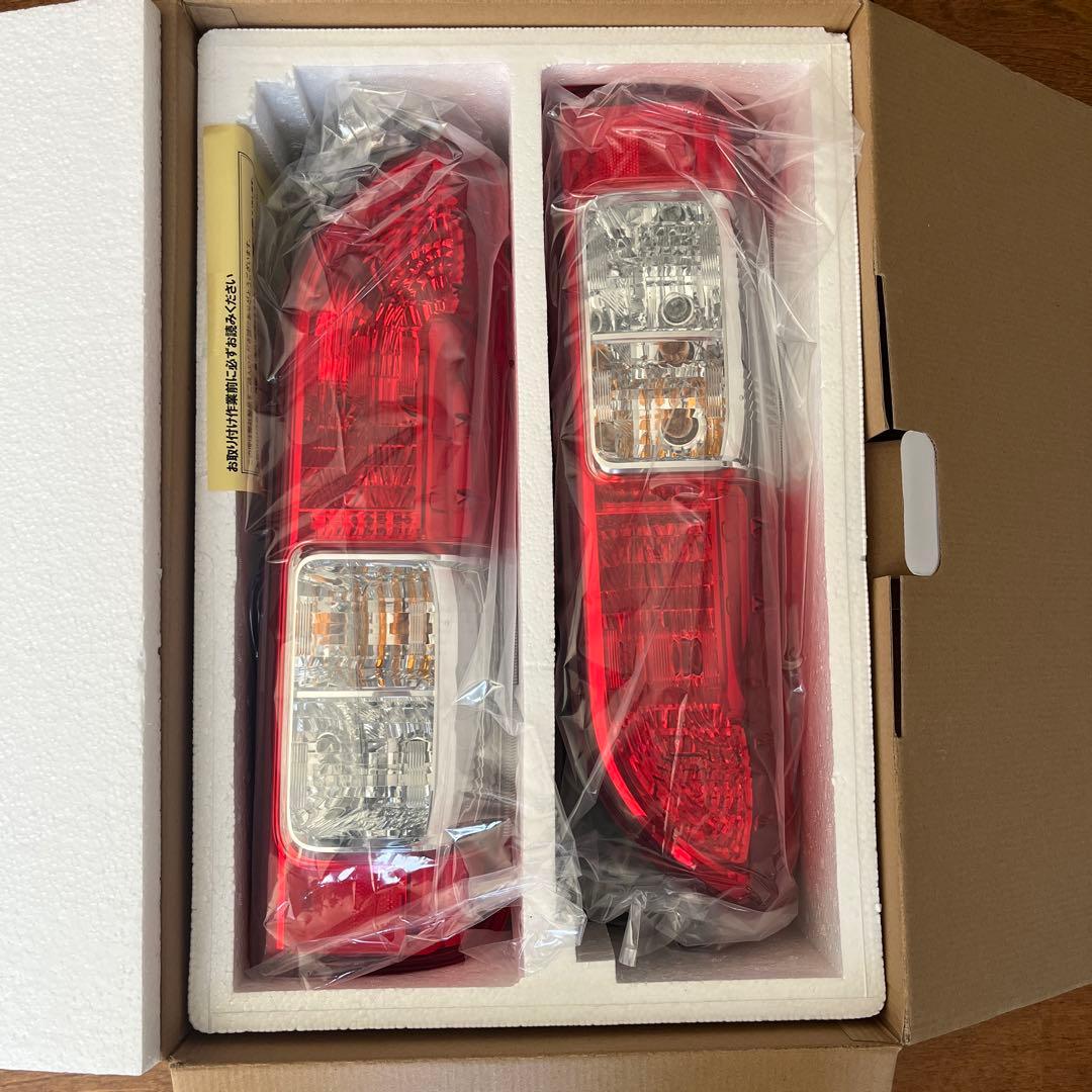 ハイエース純正テールランプ