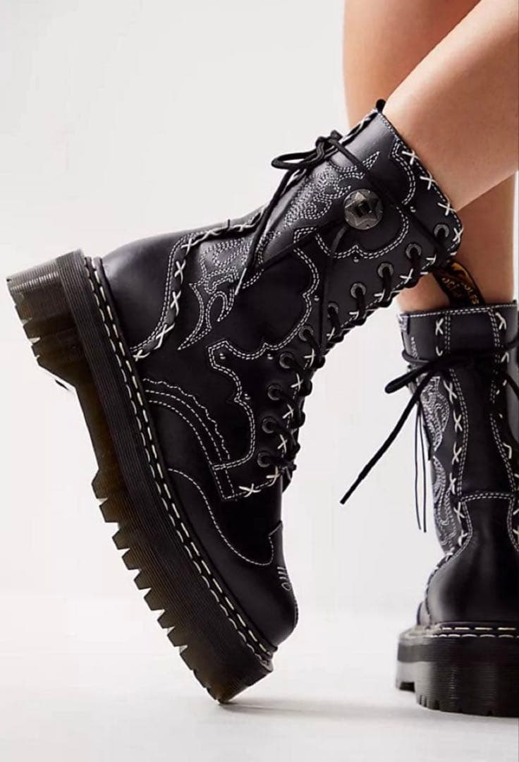 Dr. Martens JADON HI ゴシックアメリカーナ 10ホールブーツ