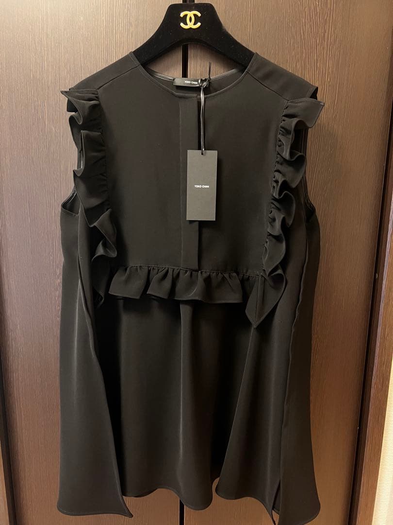 美品◼️ヨーコチャン　ノースリーブフリルブラウス　38 黒