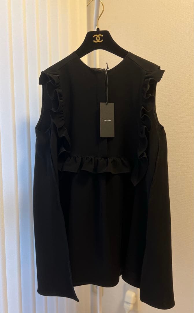 美品◼️ヨーコチャン　ノースリーブフリルブラウス　38 黒