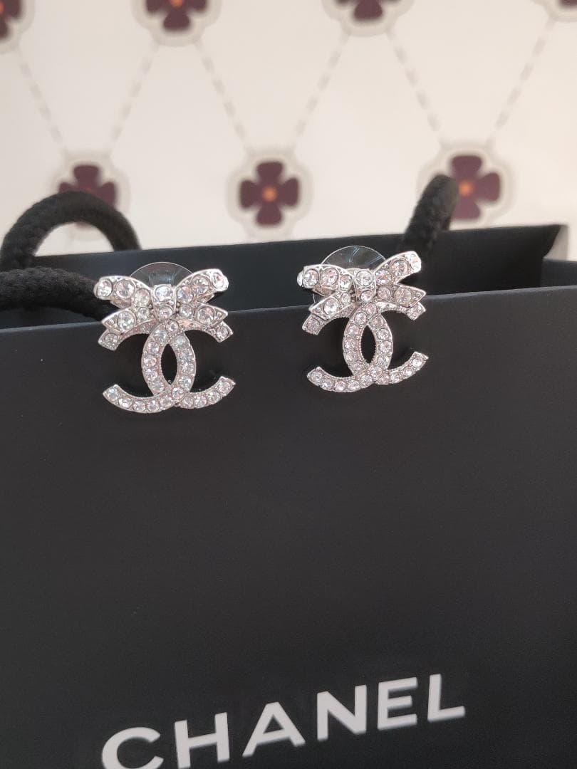 クリスタルピアス　リボン　銀色