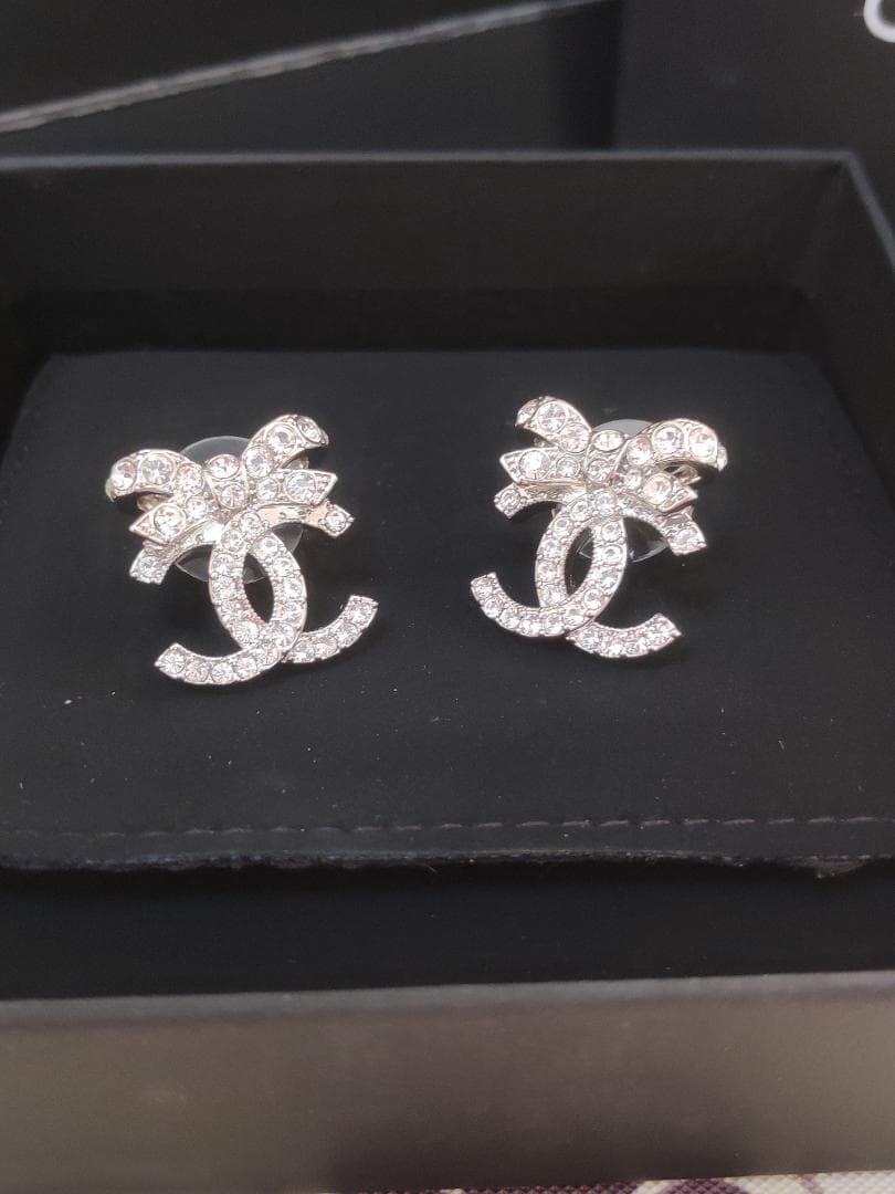 クリスタルピアス　リボン　銀色