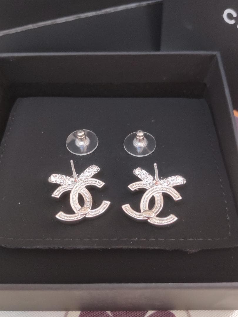 クリスタルピアス　リボン　銀色