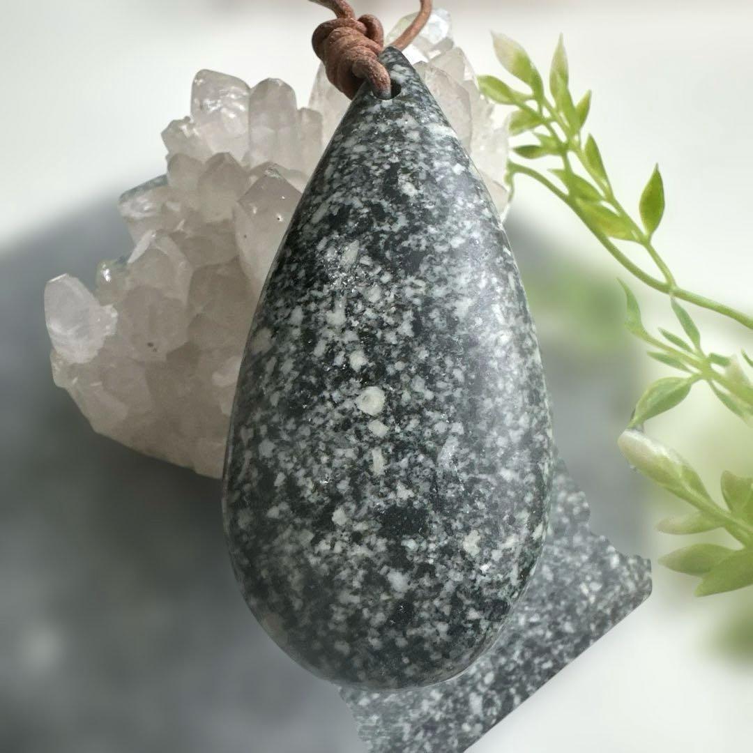 遠野霊石　雫型勾玉　感涙　喜び感動の涙　生きる活力と元気　幸せの涙