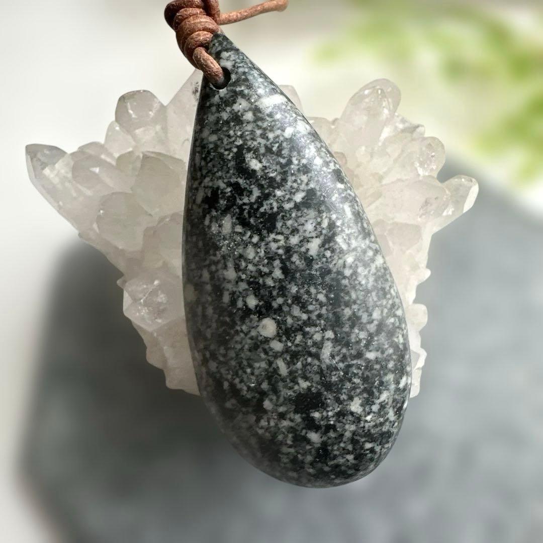 遠野霊石　雫型勾玉　感涙　喜び感動の涙　生きる活力と元気　幸せの涙