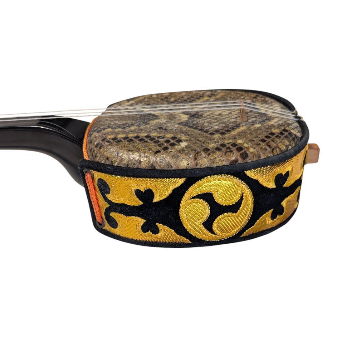 【極美品】沖縄 三線 本蛇革 強化張り 黒塗り棹 蛇皮 ハードケース 爪