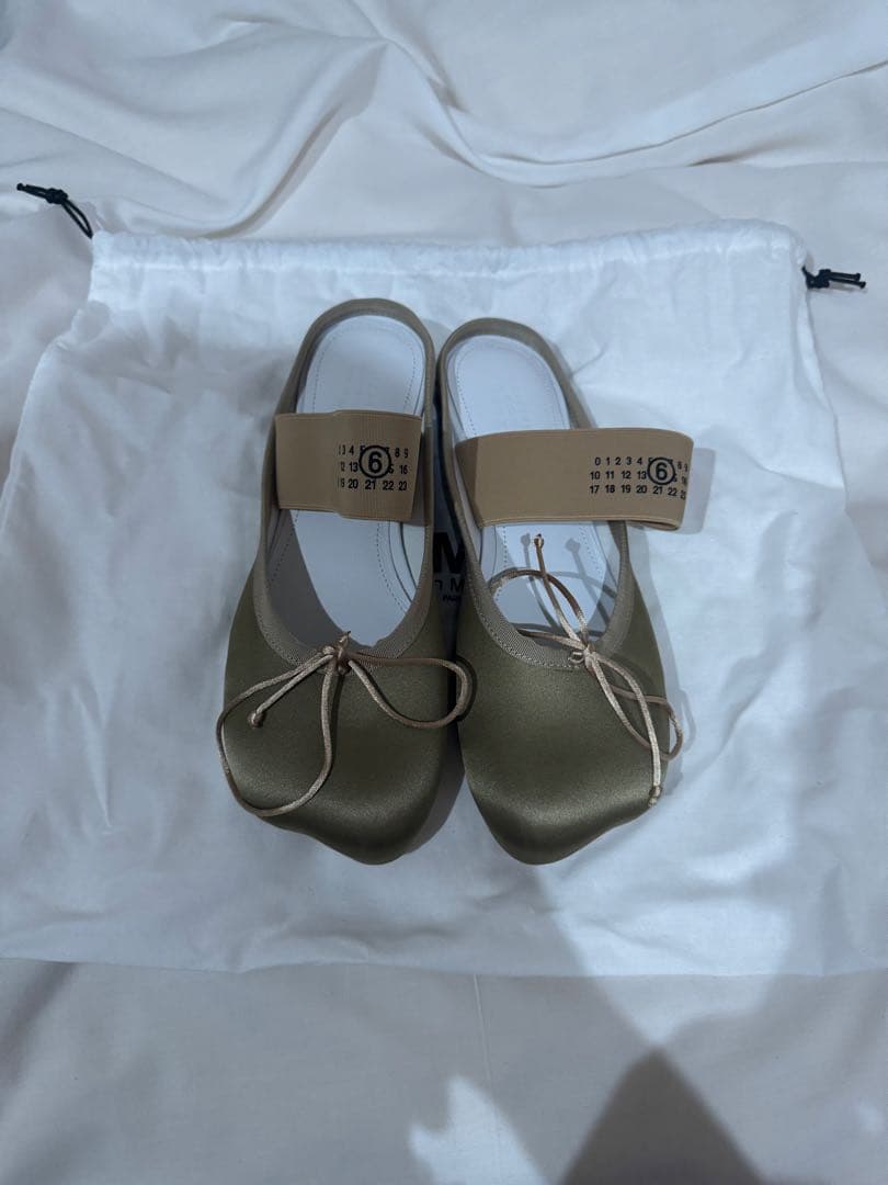 MM6 ロゴ入りミュール　サテンベージュ