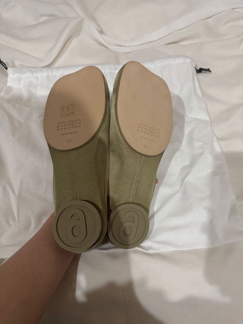 MM6 ロゴ入りミュール　サテンベージュ