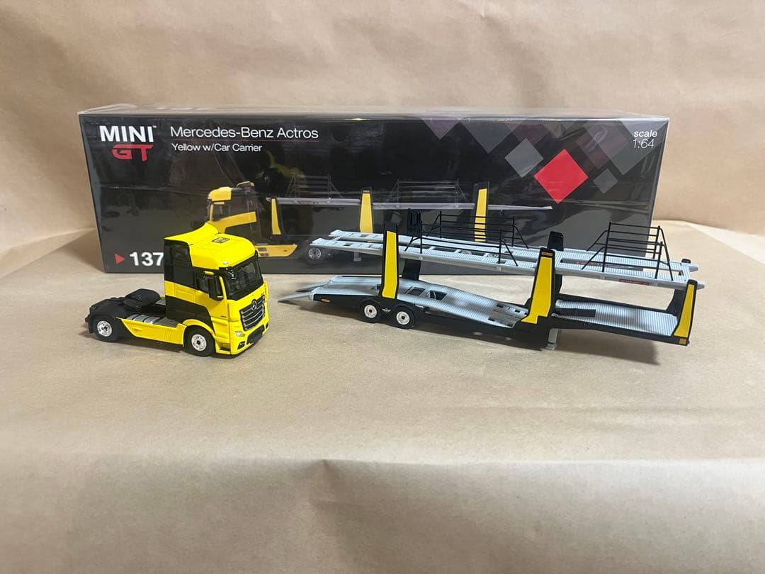 MINI GT♯137 Mercedes Benz Actrosイエロー➕おまけ