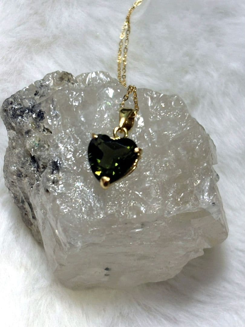 k18 モルダバイト ペンダントトップ 18金 ハート 隕石 チェーン無し