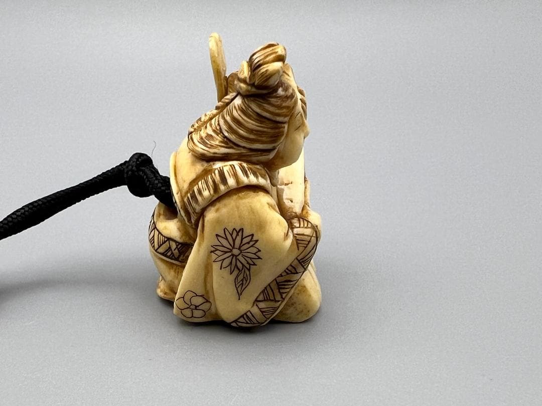 蒔絵三段印籠 在銘 花草蒔絵 金梨地 珊瑚翡翠真珠象嵌 牙根付 本珊瑚 緒締