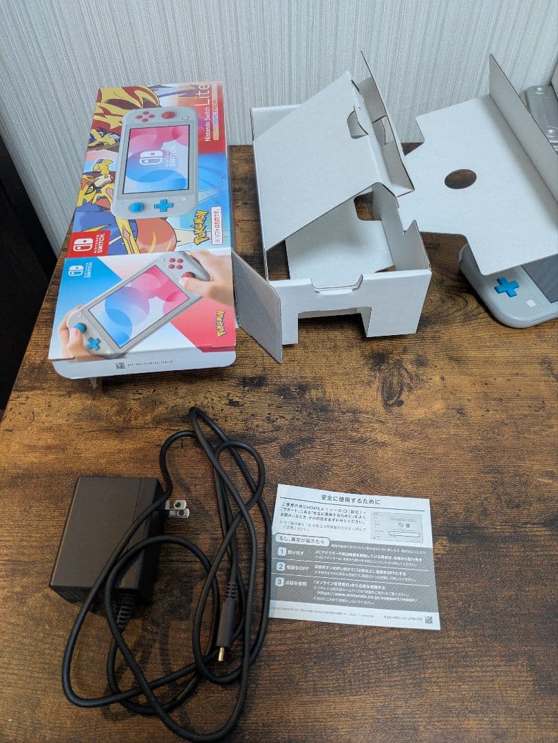 Nintendo Switch Lite ザシアンザマゼンタ