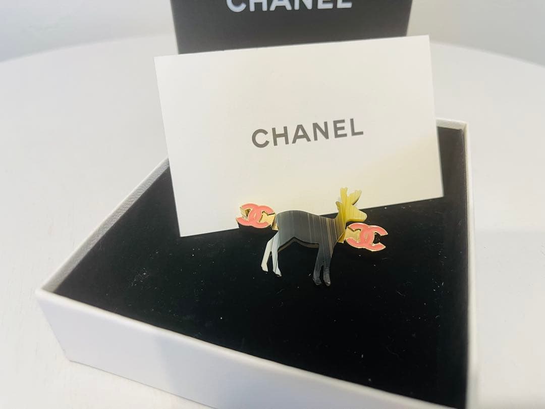 CHANEL 動物 モチーフ ブローチ 鹿 ピンク コサージュ 小物 春 夏