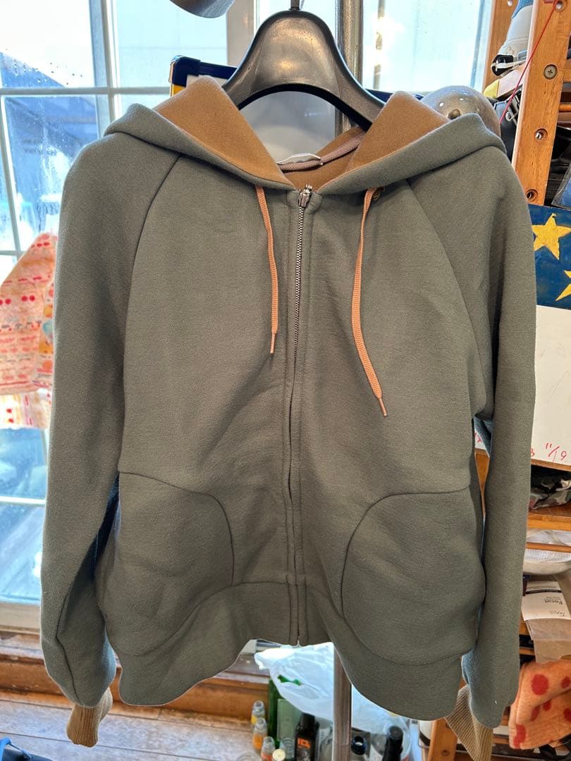 ミナペルホォネンのパーカー