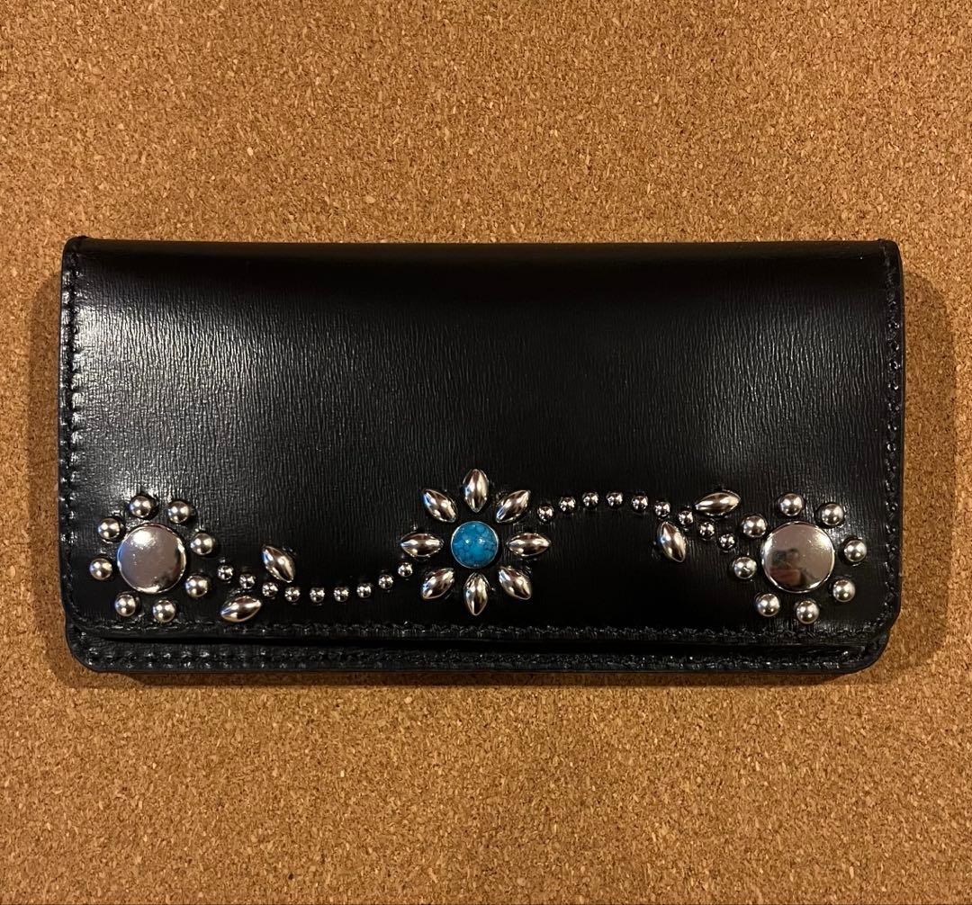 トラッカーウォレット スタッズパターン　クロム鞣し型押し