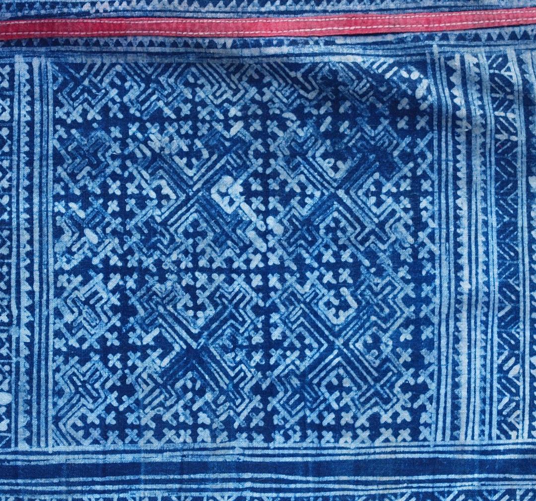 ラオスの古都で入手、モンの手書きバティック藍染　古布に描かれた多彩モチーフは何を