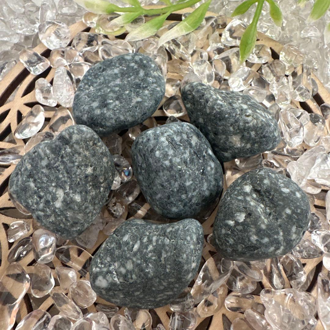 【自然の丸み 遠野霊石】 にぎり石6個｜6つそろって生まれるコロコロ波動