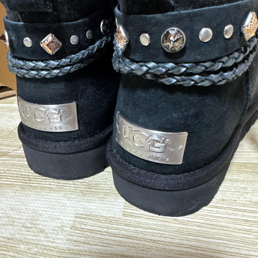 【新品級】UGG アグ　黒ムートンブーツスワロフスキー　◆みかりん◆