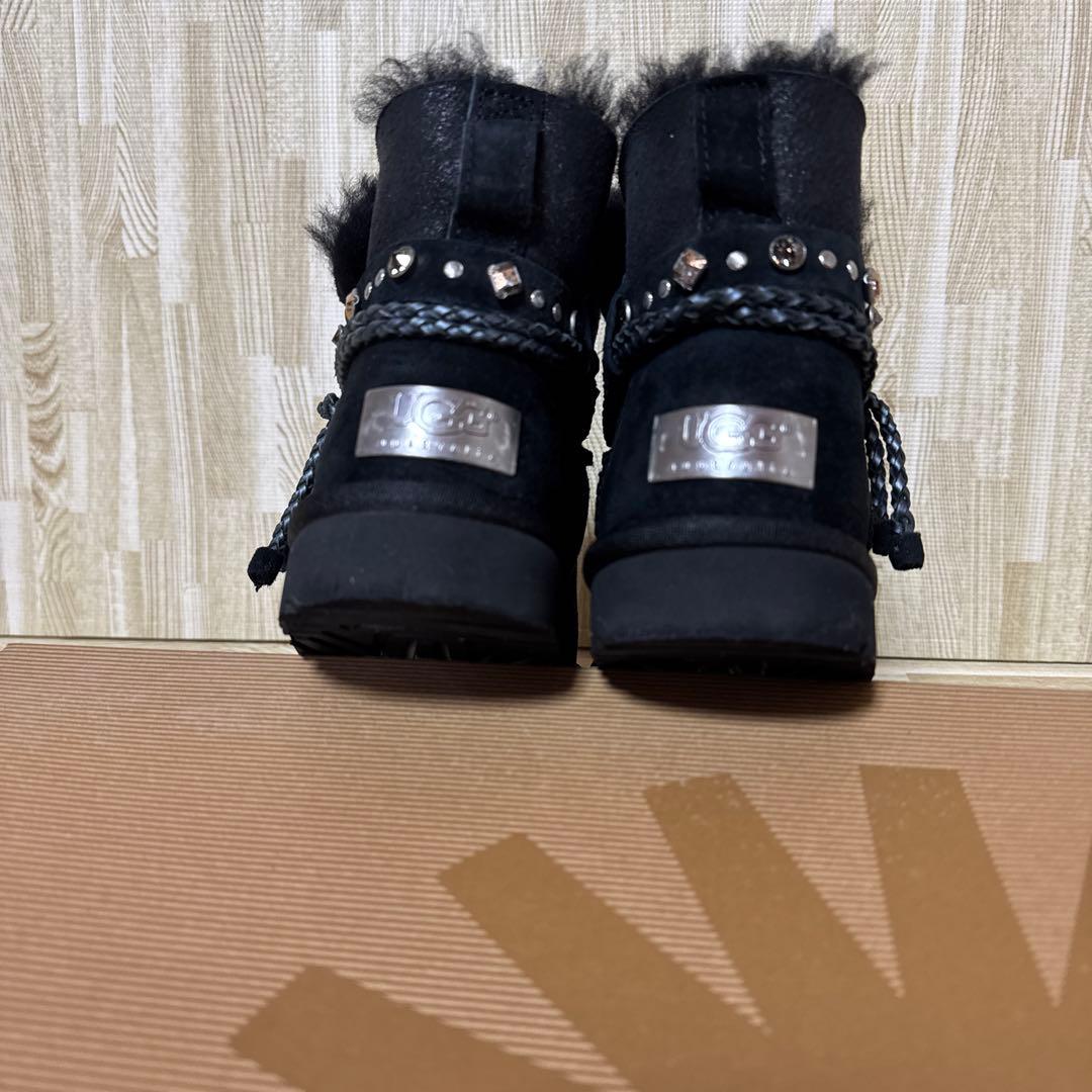 【新品級】UGG アグ　黒ムートンブーツスワロフスキー　◆みかりん◆