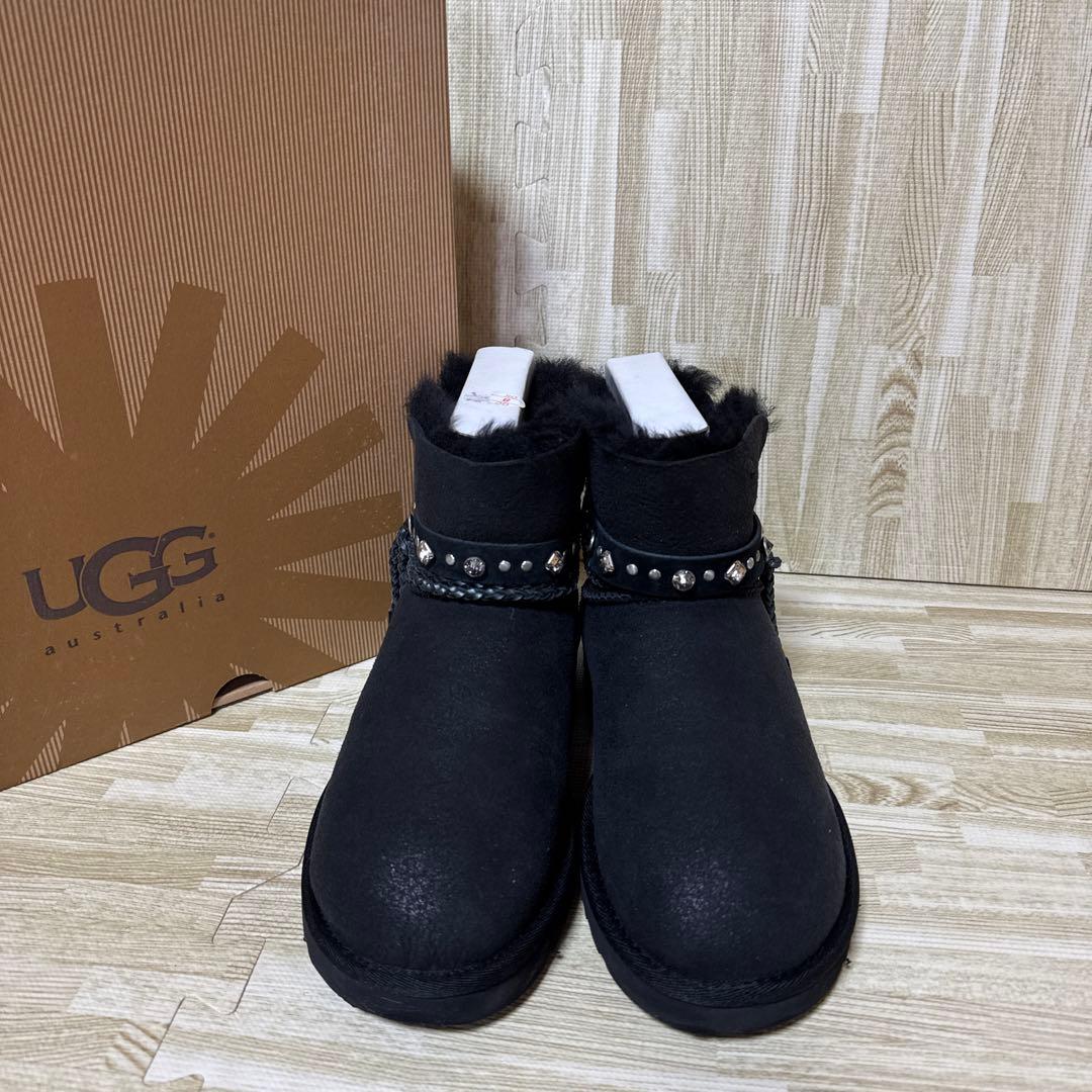 【新品級】UGG アグ　黒ムートンブーツスワロフスキー　◆みかりん◆