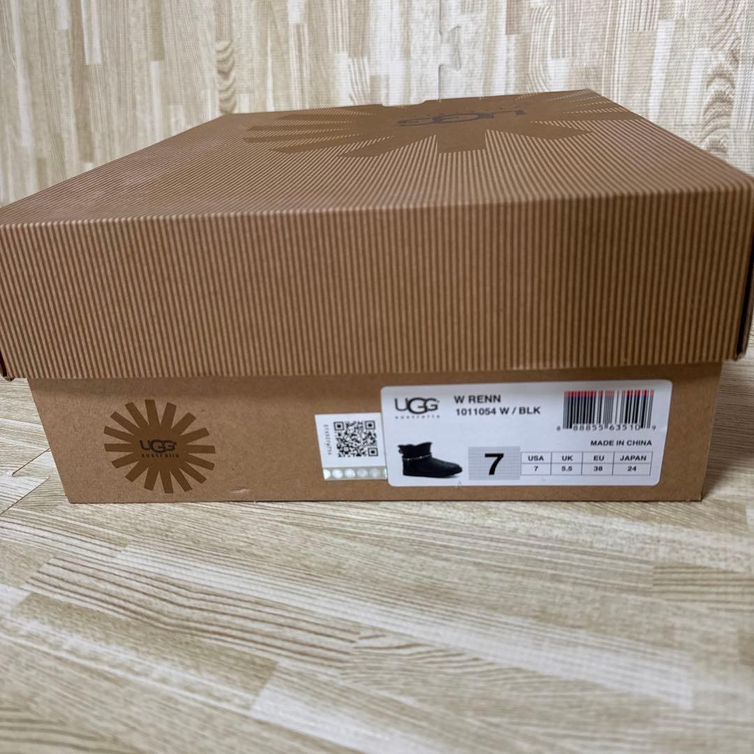 【新品級】UGG アグ　黒ムートンブーツスワロフスキー　◆みかりん◆