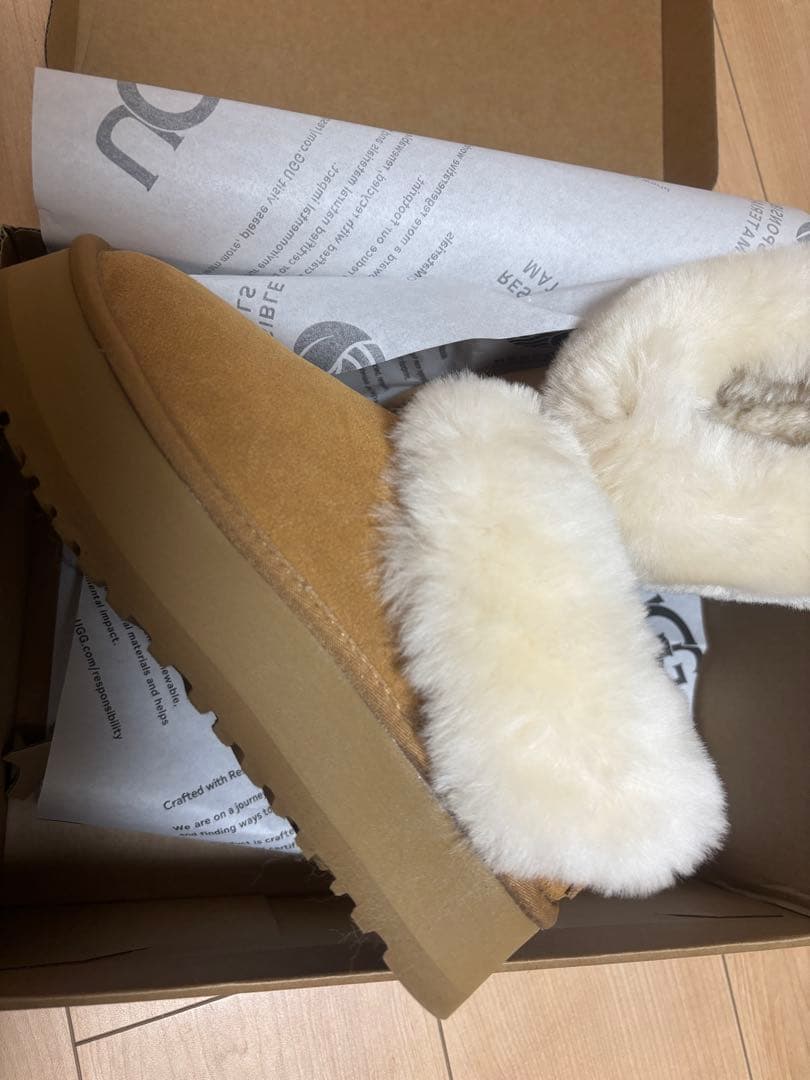 UGG 23cmベージュ ファー付きムートンブーツ