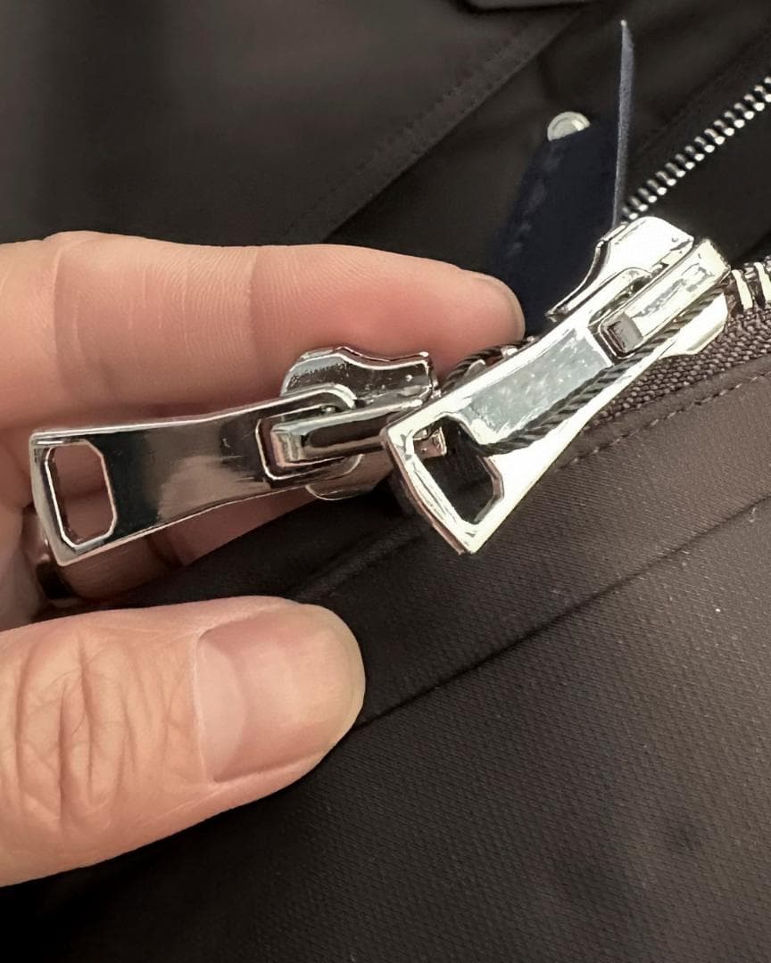 ブラック フード付きダウンジャケット