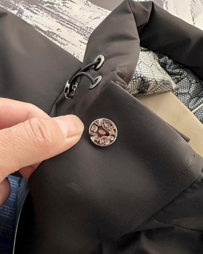 ブラック フード付きダウンジャケット