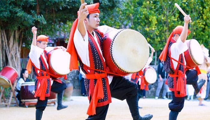 新品未使用(送料無料)12.500円 エイサー大太鼓24cm*31cm 撥付