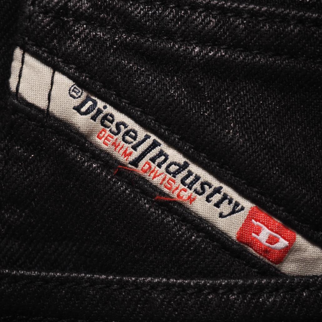 24年製 DIESEL de-sire Shorts Coated Denim